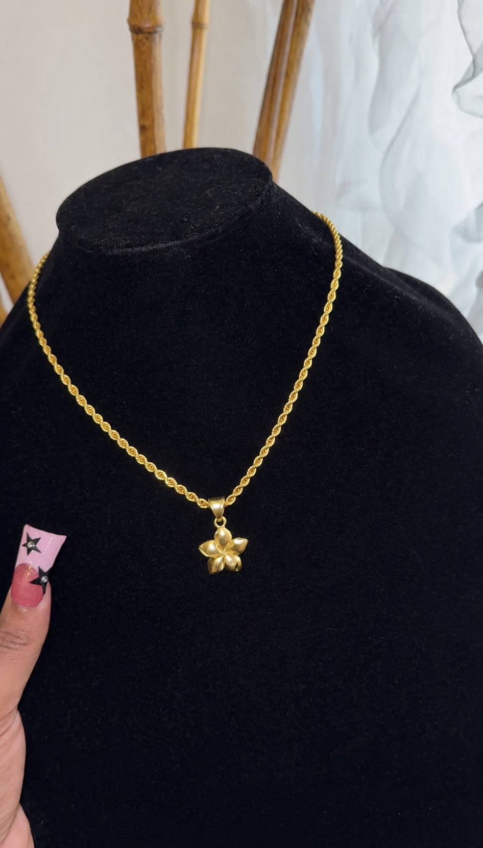 FLOWER NECKLACE
